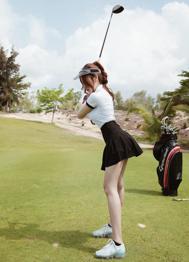 Chị em Showbiz cuốn hút trong trang phục chơi golf