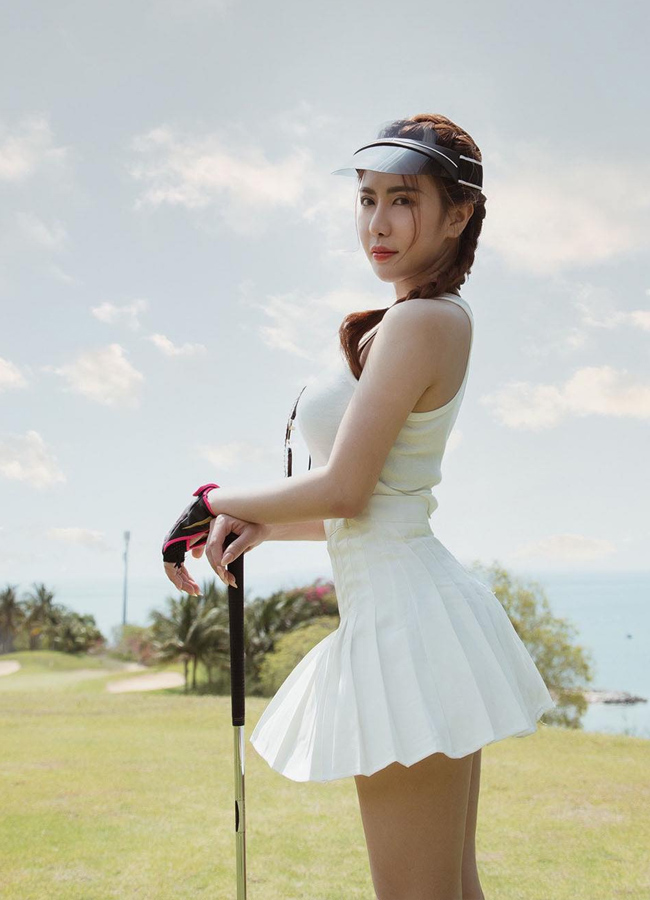 Chị em Showbiz cuốn hút trong trang phục chơi golf