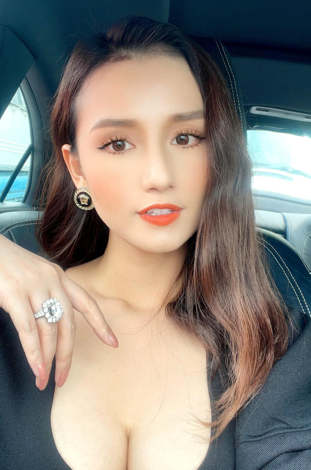 Gu thời trang khoe vòng 1 gợi cảm của nữ chủ tịch công ty kim cương