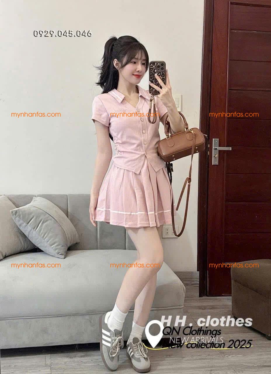 Set tk chất tăm lạnh cổ bẻ phối viền + chân váy xếp ly có quần trong - MYN1748